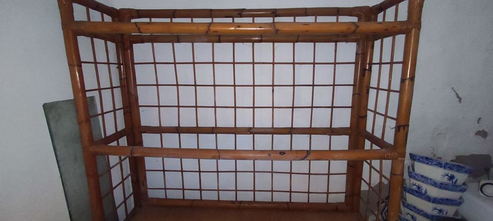 Móvel em bambú com prateleiras em vidro