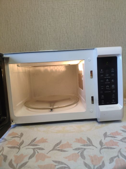 Мікрохвильова піч Whirlpool MWD 322 WH.