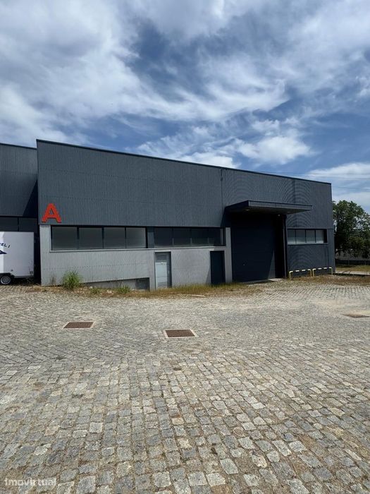 Armazém Industrial com Cais de Carga e Escritórios em Guijó