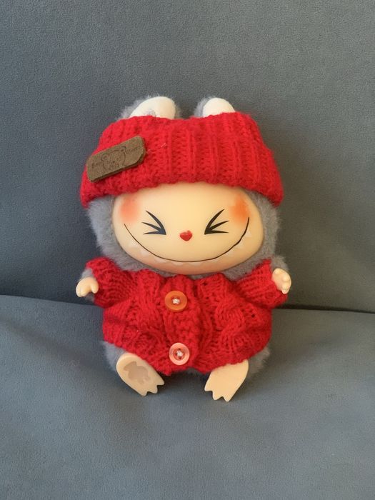 Лабуба в кофтинці і в шапці, сірий +червоний