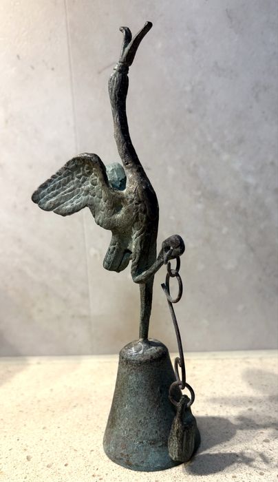 Linda campainha / sino de mesa em bronze vintage -reprodução do antigo