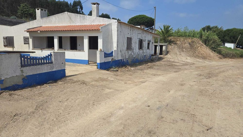 Moradia com cerca de 200m2 - Aldeia Nova