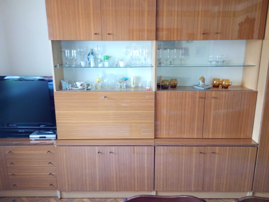 Kredens , stół,wersalka