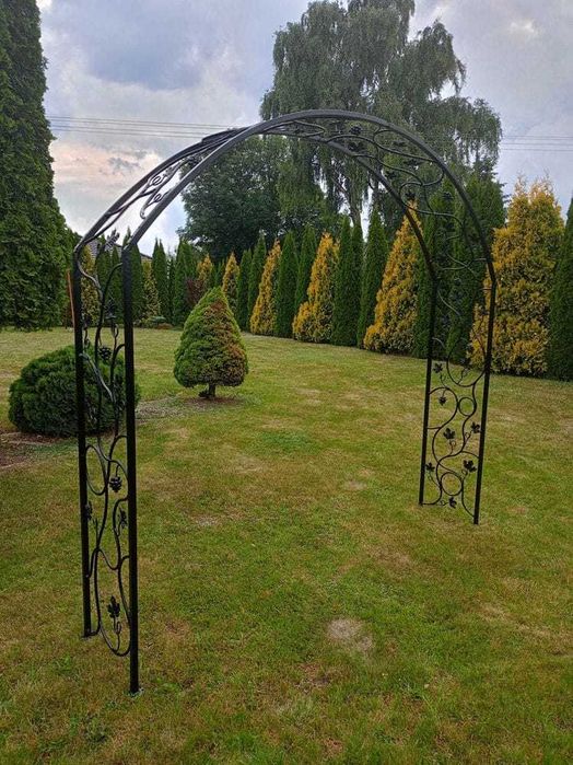 Pergola metalowa kuta do kwiatów