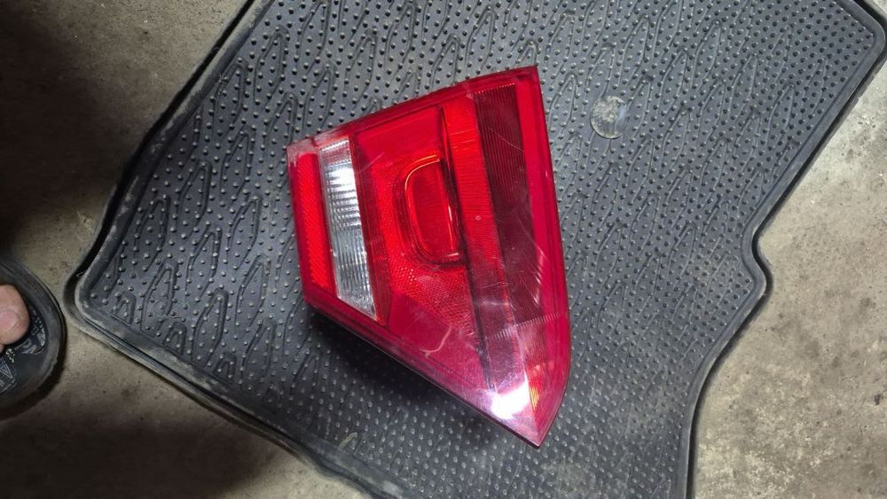 Ліхтар внутрішній кришки багажника лівий VW  Passat B7   бу оригінал