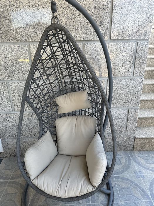 Baloiço do exterior com almofadas