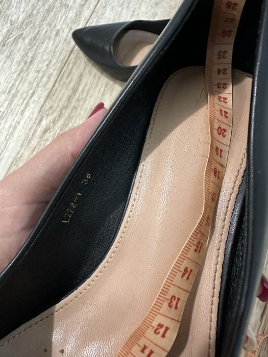 Туфлі чорні. Туфлі беж.