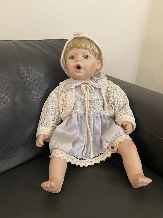 Boneca de porcelana antiga