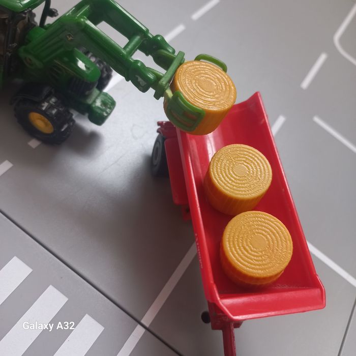 Siku traktor John deere z ladowaczem I przyczepa ze  sloma zestaw