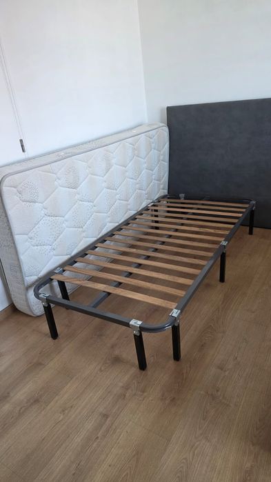 2 Camas solteiro ambas com estrados oferta de colchões, quase novos e cabeceiras