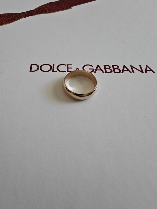 Золотое обручальное кольцо