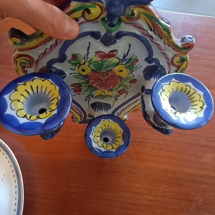 Par de candelabros em faiança portuguesa Vestal Alcobaça