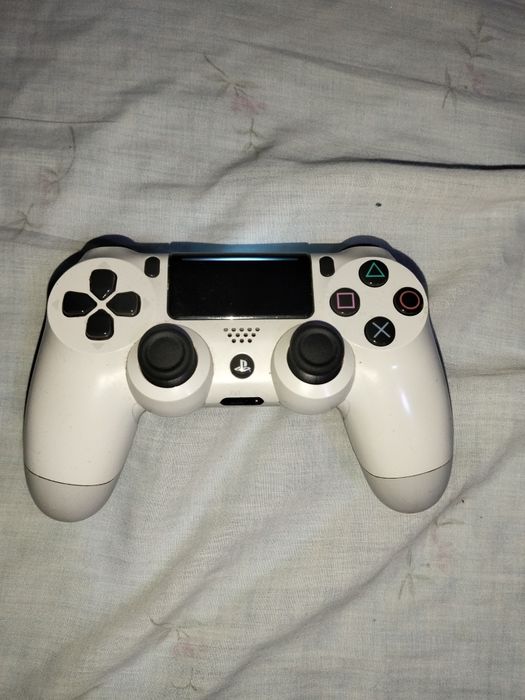 Ps4 Slim 1Tb +4 jogos + 2 comandos Sony + Base de carregamento