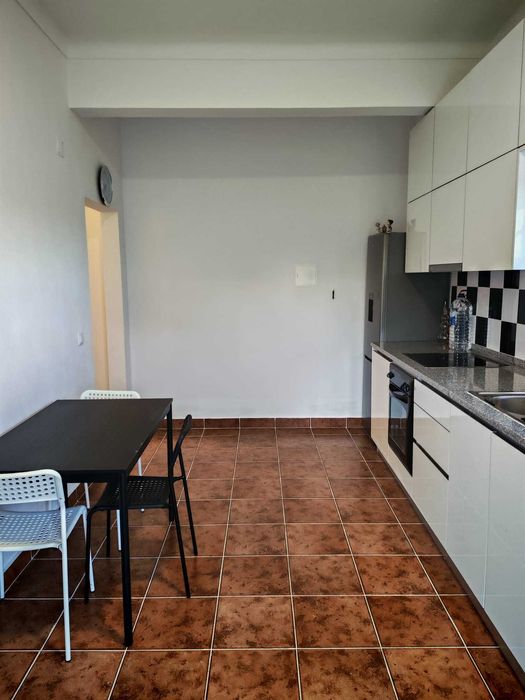 Arrendada-se moradia T5 com terreno vedado