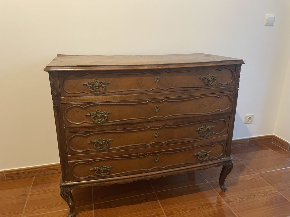 Cómoda antiga de madeira com gavetas