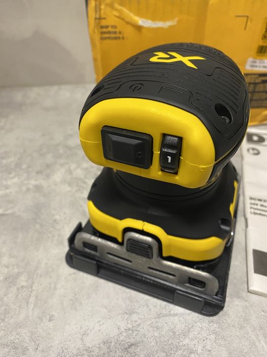 DeWALT DCW200 20Vmax акумуляторна безщіткова шліфмашина Made in Mexico