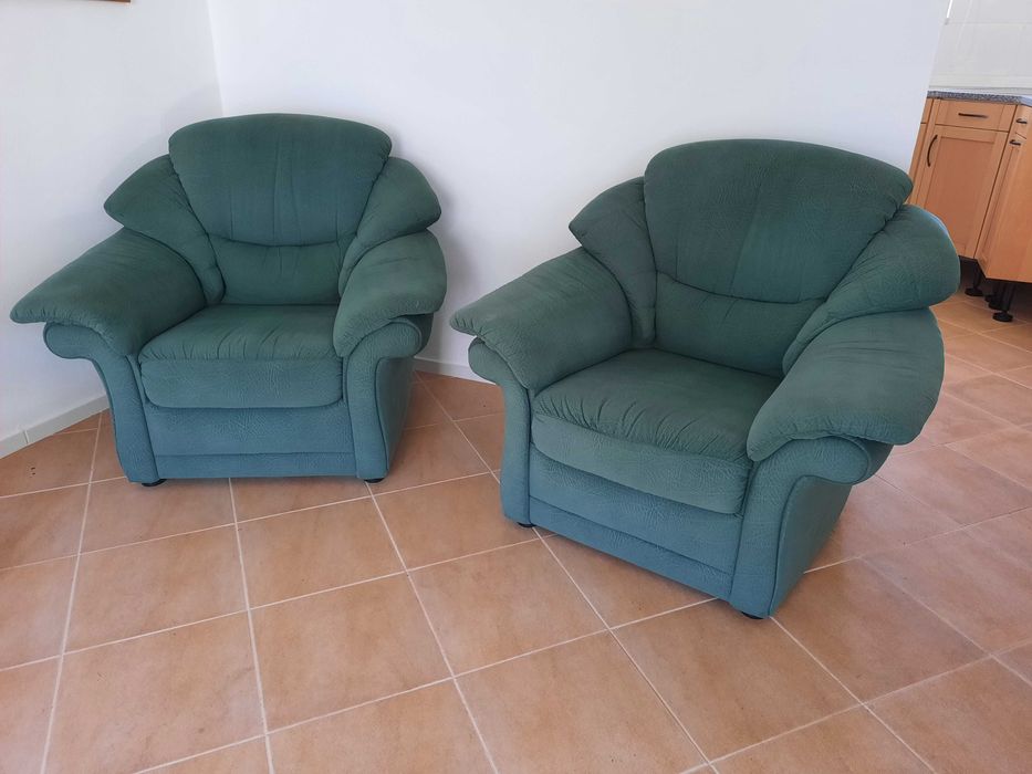 Duas cadeira de braços / poltronas - muito bom estado