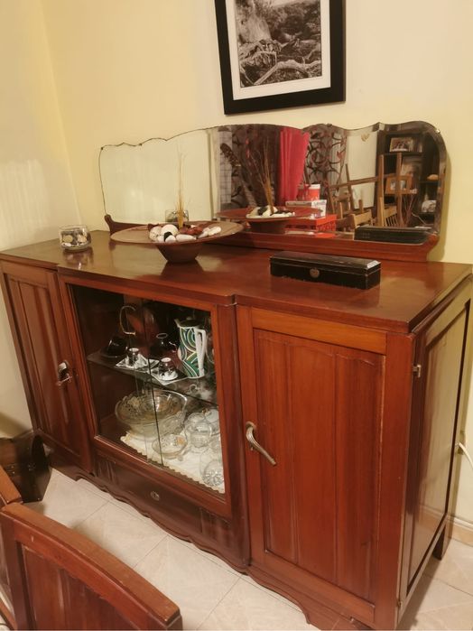 Mesa, 6 Cadeiras e  aparador