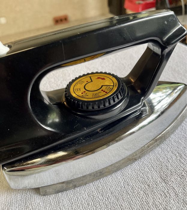 Ferro de engomar antigo funcionando