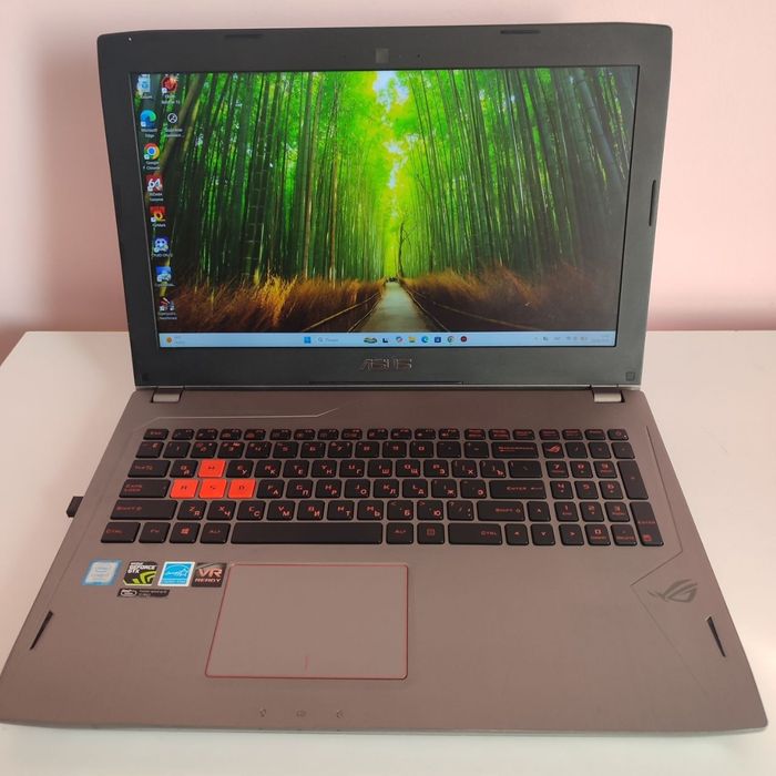 Asus rog 15.6" gtx1070 i7-7700hq 240gb  16gb