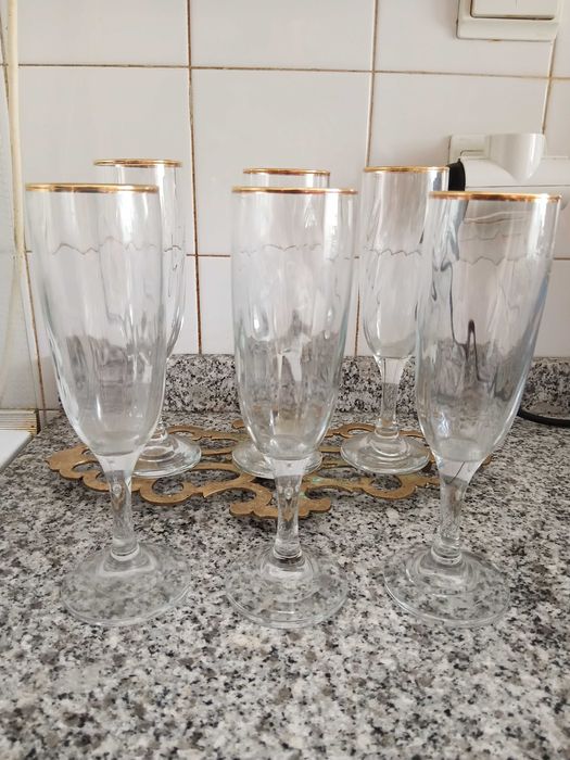 Set 6 copos champanhe risca dourada.