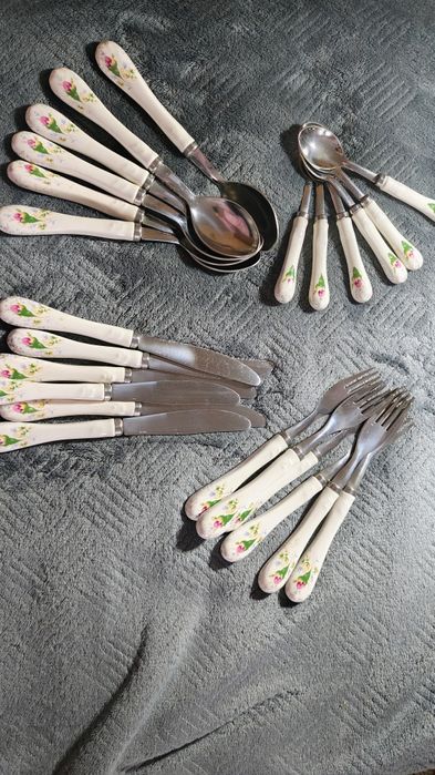 Zabytkowe sztućce z porcelanowymi rączkami – komplet vintage "Iwona"