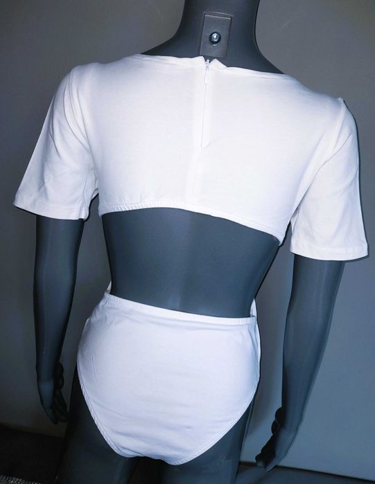 Białe body basic wycięte plecy