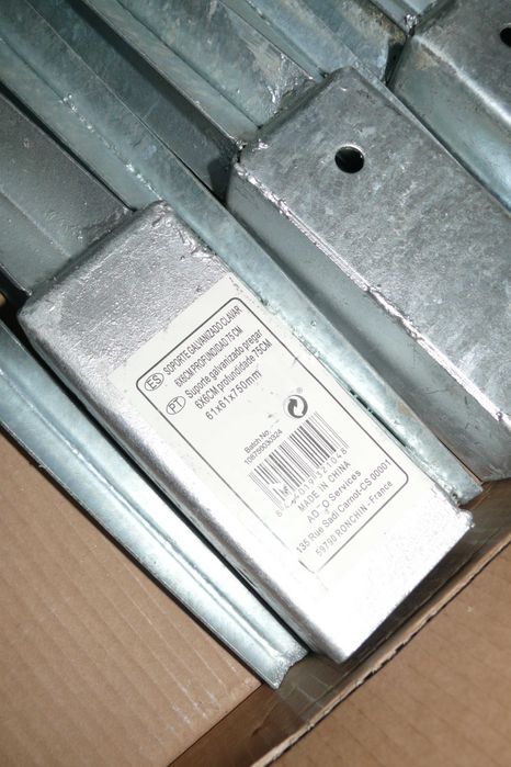 Suportes galvanizados para postes de madeira