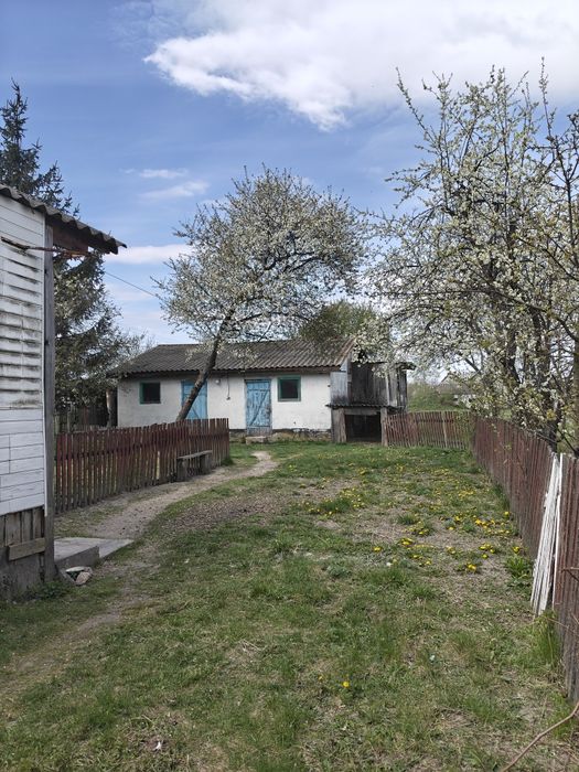 Продаж будинку в передмісті.