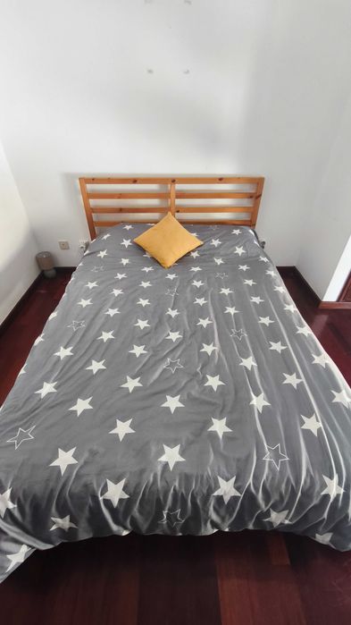 Vendo cama de casal em pinho, com colchão140 × 200 cm.