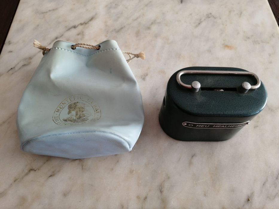 antigo mealheiro em aço