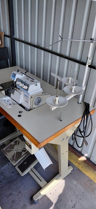 Overlock Juki  MO- 2504 używany trzy nitkowy ze stołem