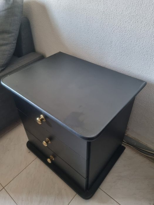 Duas mesas de cabeceira