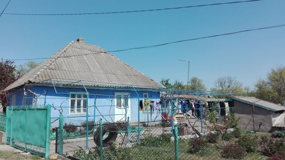 Продам дом в пгт Сарата.Центр.