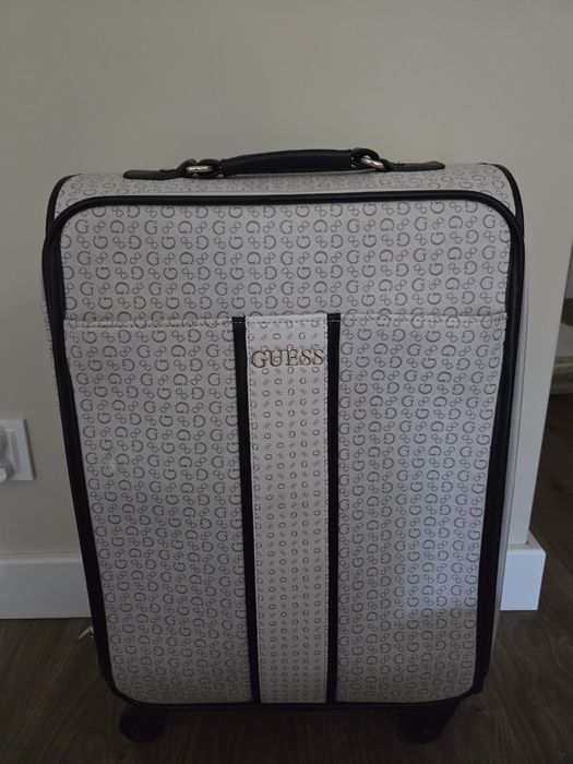 Elegancka walizka GUESS na kółkach - stanie idealny
