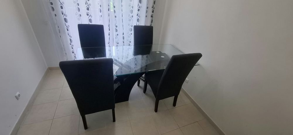 Mesa de jantar em vidro com 4 cadeiras estofadas