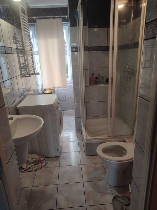 wynajmę pokoje oddzielne piętro , dwie łazienki , kuchnia