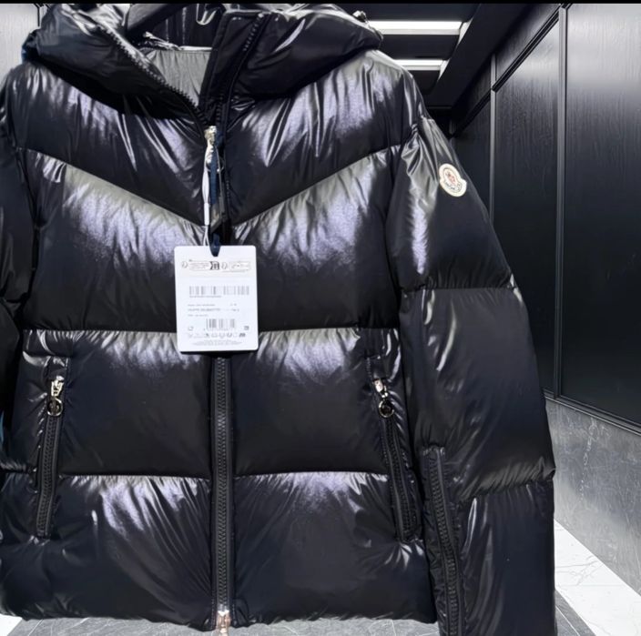 Чорна куртка брендова