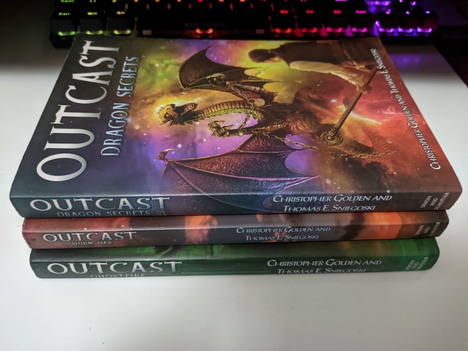 Livros série "Outcast"