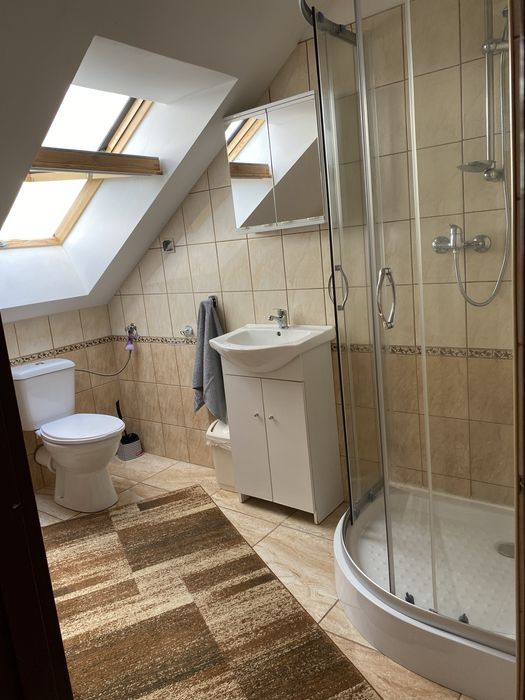 domek przy wyciągu narciarskim nad jeziorem, balia sauna okrągłe