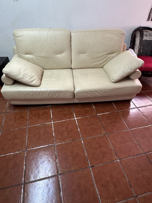 Sofá bege de pele