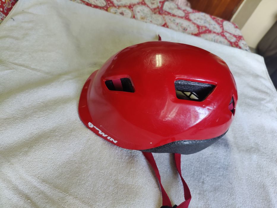 Capacete de bicicleta vermelho criança