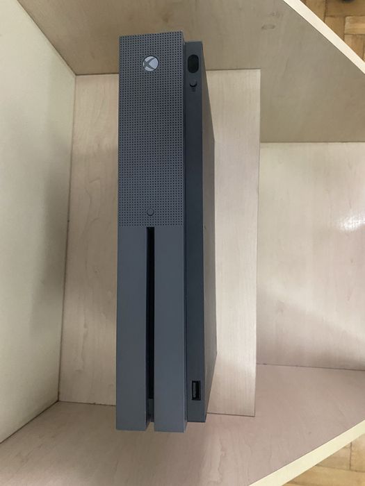 Xbox One S 500 GB + GTA V, FIFA 24, геймпад без кришки