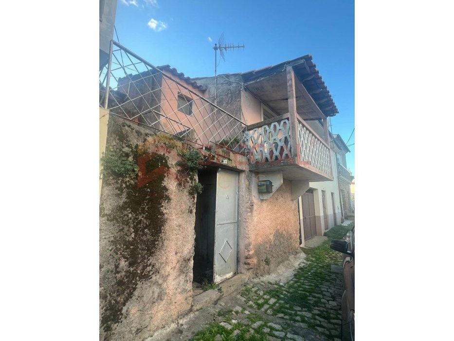 Moradia T4 para Recuperar — Parada E Sendim Da Ribeira, Bragança