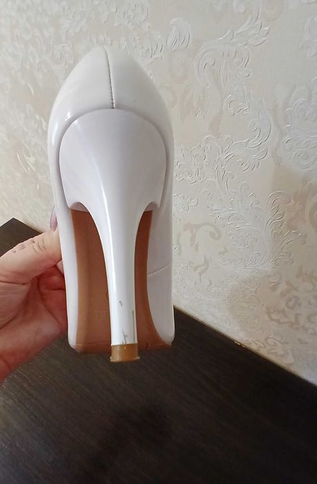 Продам білі туфлі