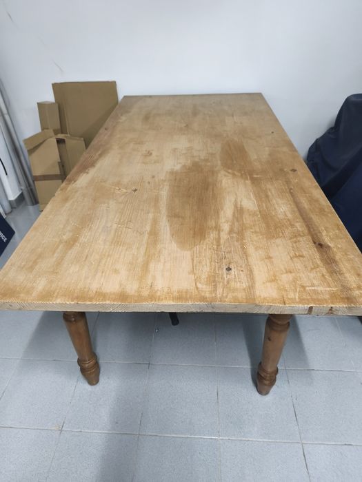 Mesa de madeira mocissa.