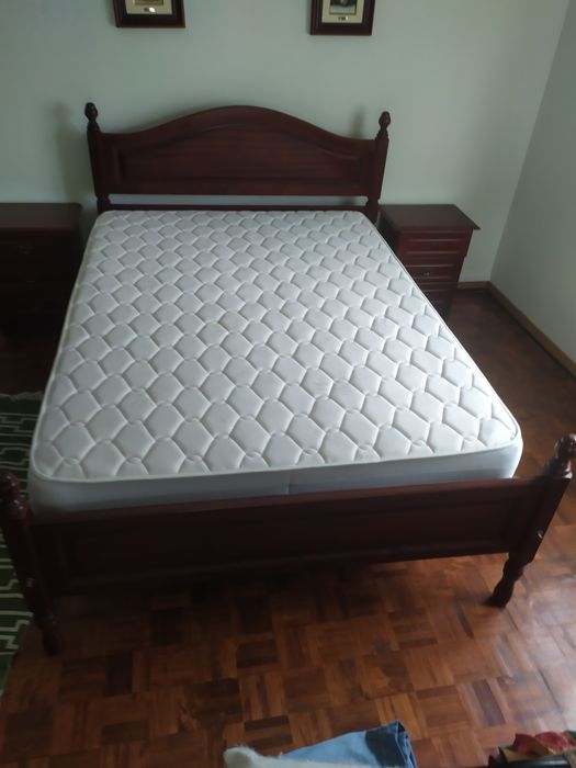 Cama de casal com mesinha cabeceira