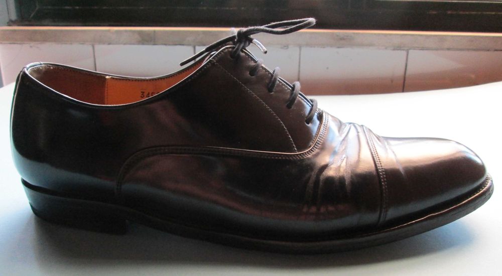 Sapatos em pele pretos, castanhos e azuis polidos