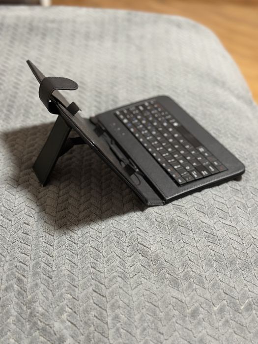 Чохол-клавіатура для планшета.