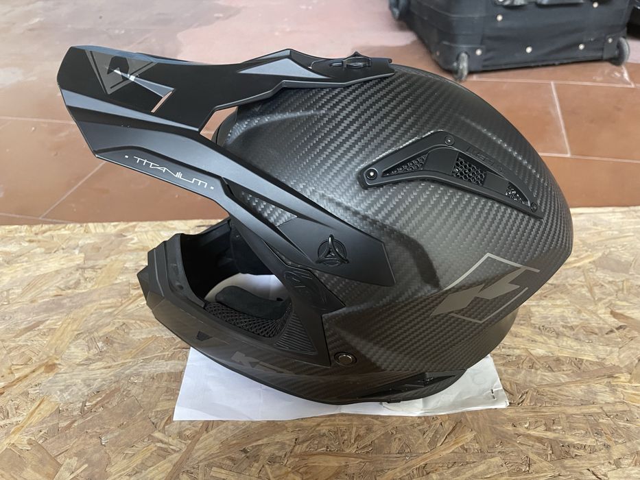 Capacete kenny titanium carbono solid
